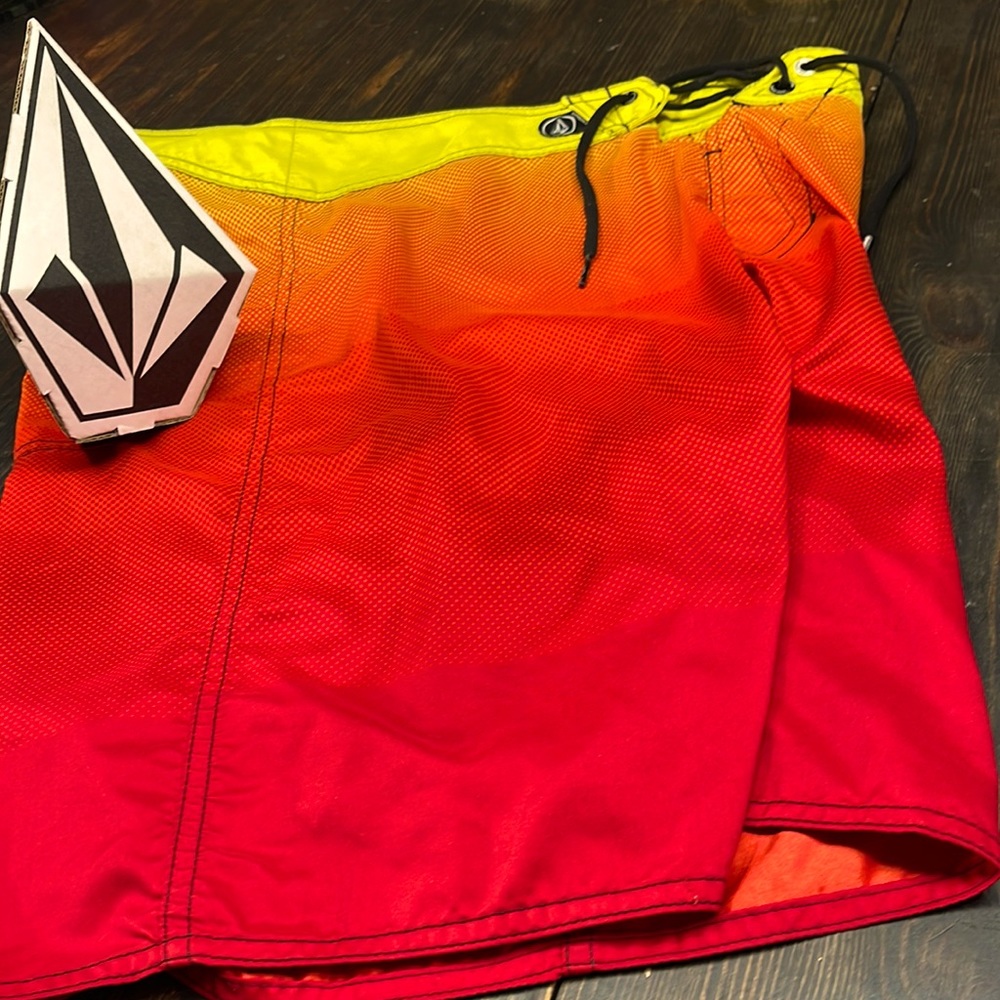 Volcom Cinch Fly Board Short men’s 34 yellow to red gradient. Back pocket